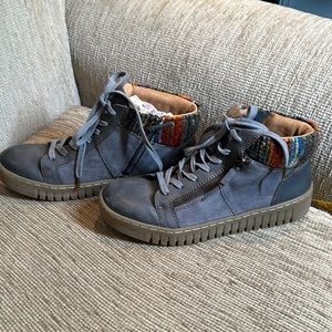 Comfortiva Halia Bootie size 8 grayish blue multicolor trim hiker comfort